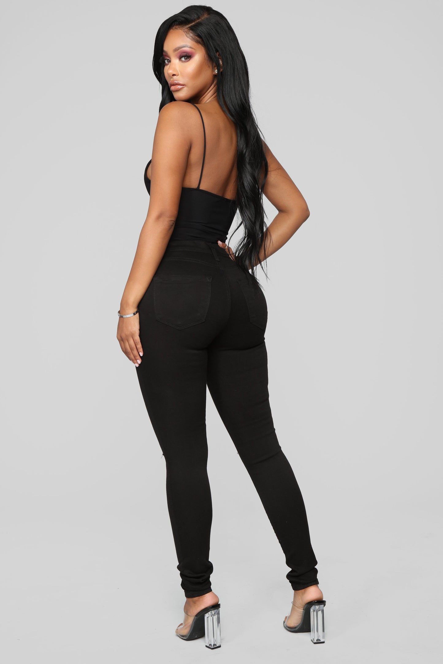 Skinny-Jeans mit schmaler Taille - Schwarz